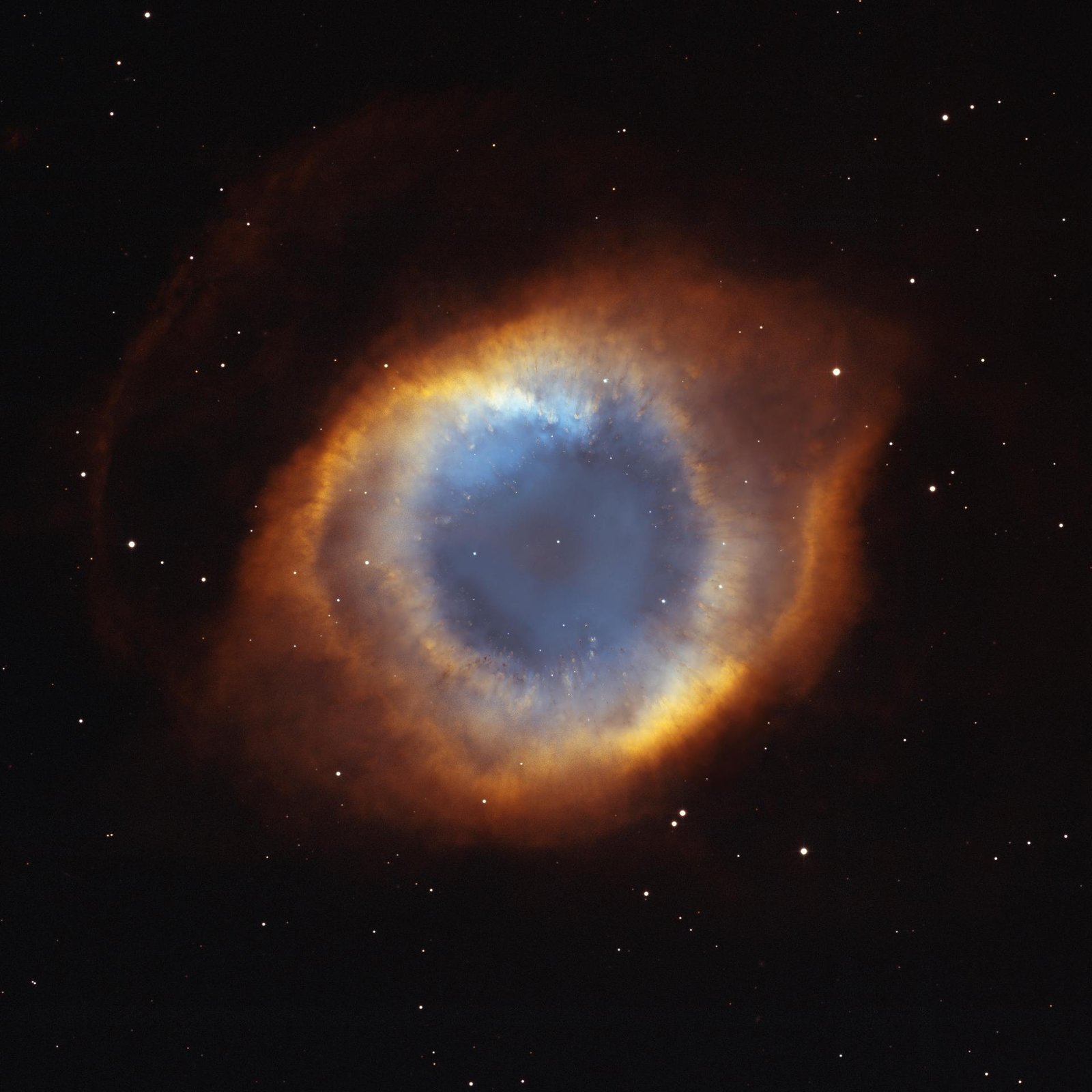 Nebulosa de la Hélice, con gas expulsado alrededor de su estrella central.