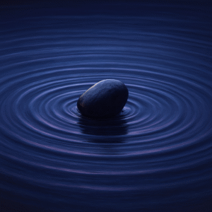 Piedra cayendo en un lago tranquilo