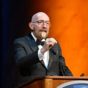 Kip Thorne en un discurso.