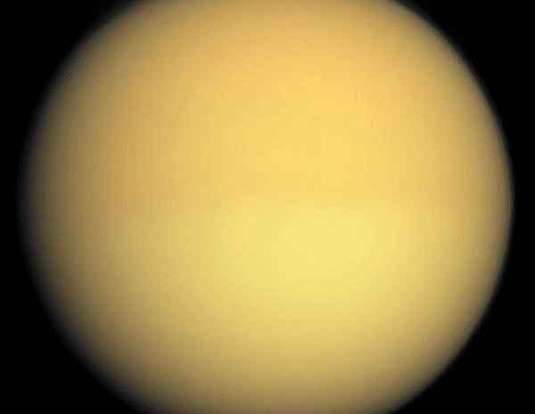 Titán luna de Saturno atmósfera naranja