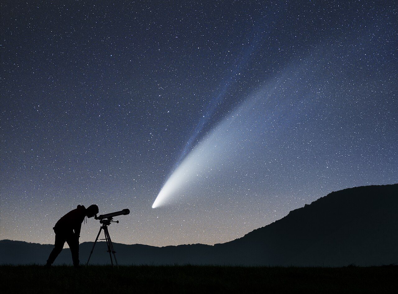 Cometa formando coma y cola al acercarse al Sol