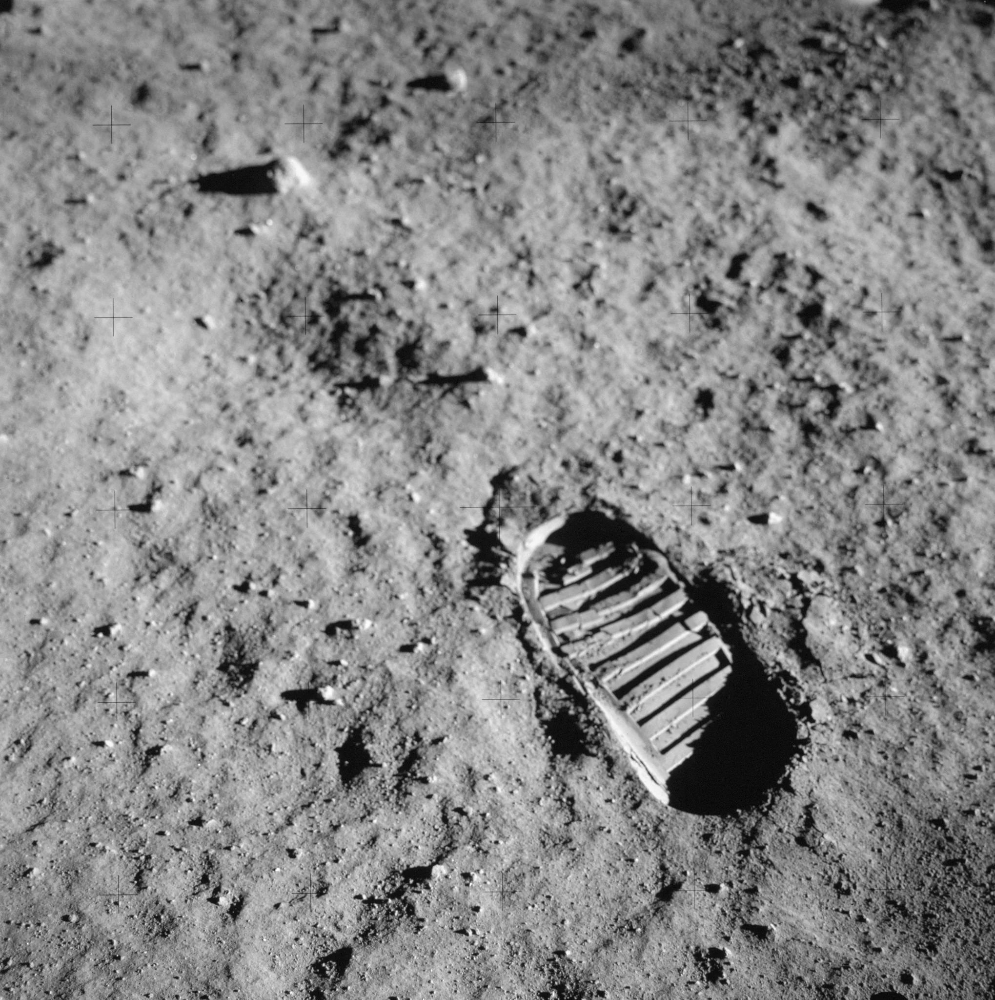 Huella de la bota de Buzz Aldrin sobre el regolito lunar durante Apolo 11, con surcos bien definidos en el suelo seco de la Luna.