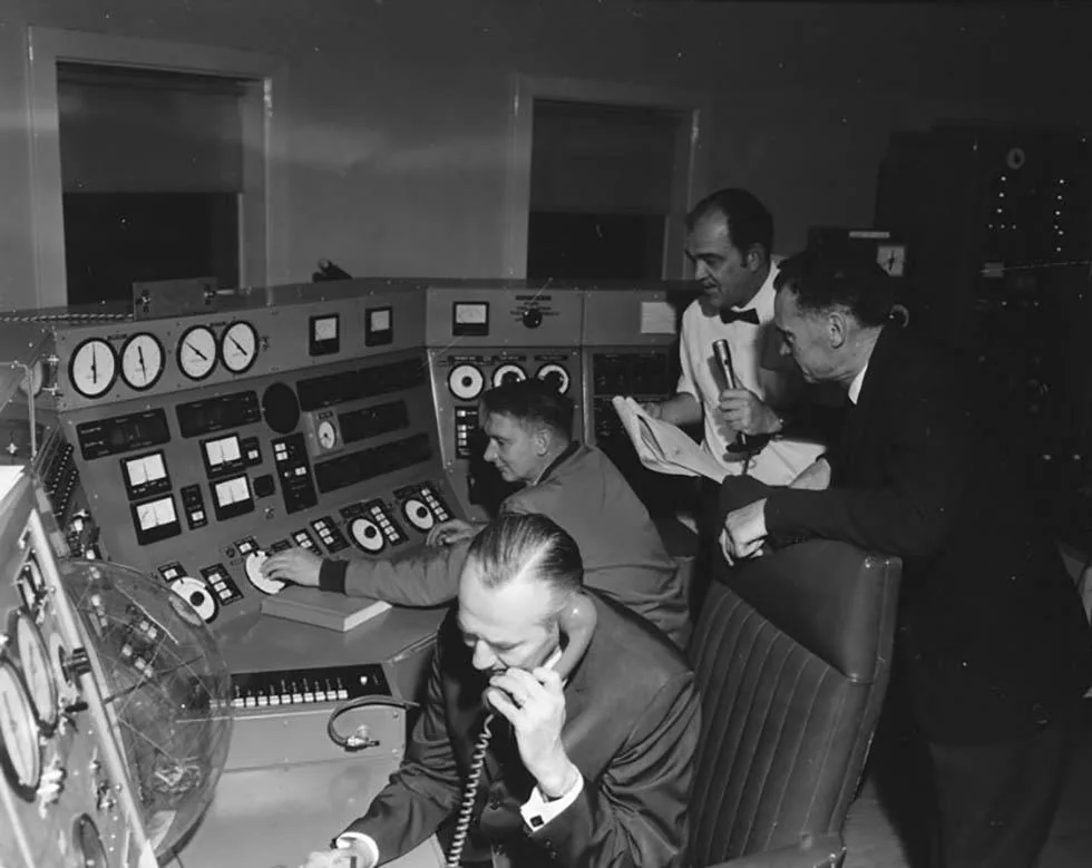 Científicos australianos y estadounidenses trabajando ante los controles del radiotelescopio Parkes durante la transmisión del Apolo 11 en julio de 1969.