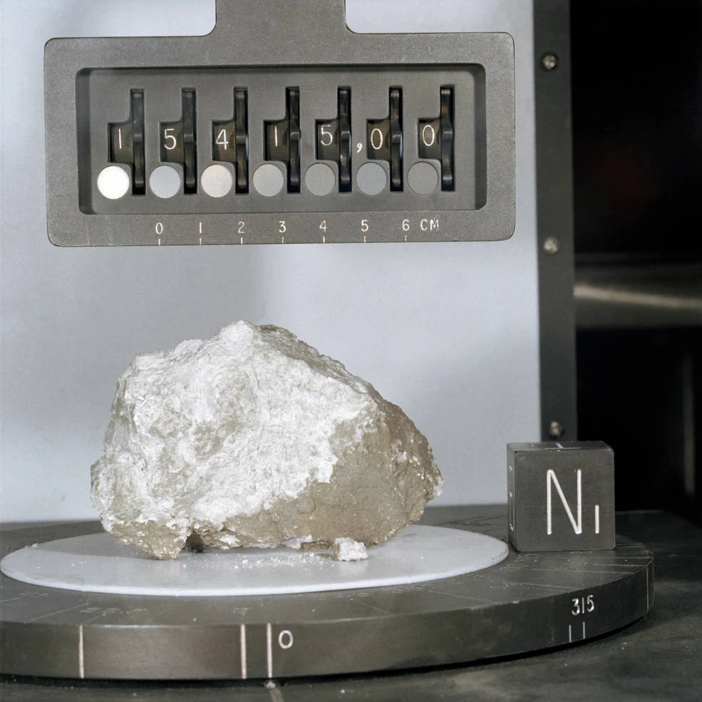 Roca del Génesis, muestra lunar de anortosita 15415 recuperada por Apolo 15, fotografiada en laboratorio junto a una escala de medición.