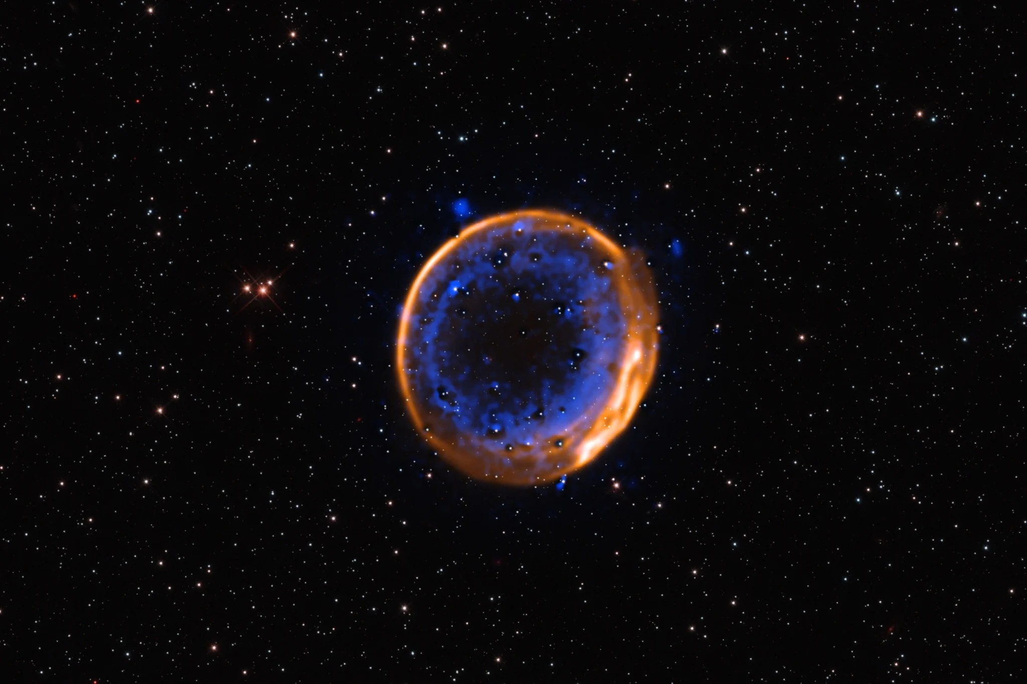 Remanente de supernova SNR 0509-67.5 observado por el VLT, con dos capas concéntricas de calcio en azul y emisión de hidrógeno en naranja.